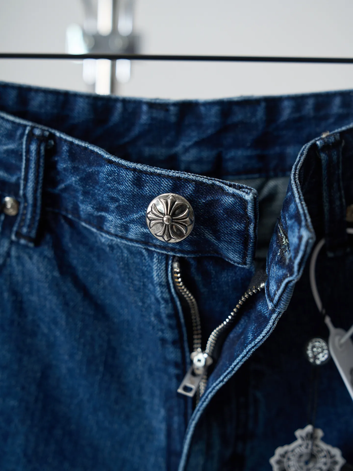 【 】Chrome Hearts/ （ ） 【In Stock】 26 27 28 ， ， 。 Retro ， ， ， 。 Black Cowhide Leather ， ， ， 。 ， ， ， Versatile 。 1.Retro ， ， ； ， ， Retro 。 2. ， ， ， 、 。 3. ， ， ； ， ， 、 。